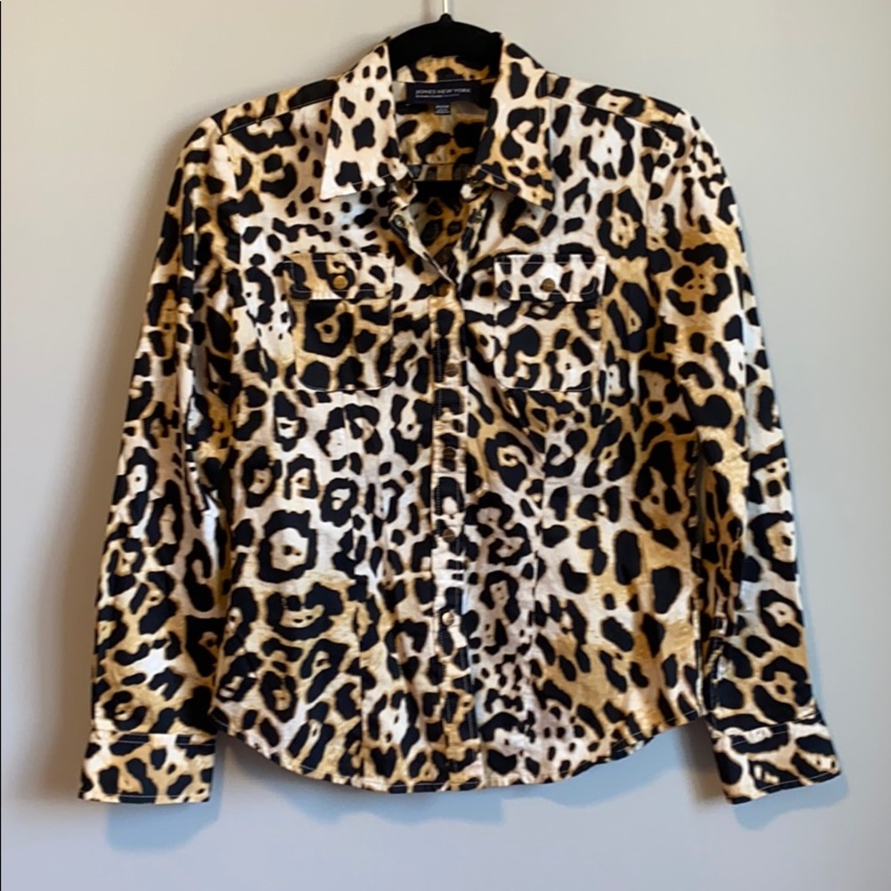 Striking fitted leopard print blouse